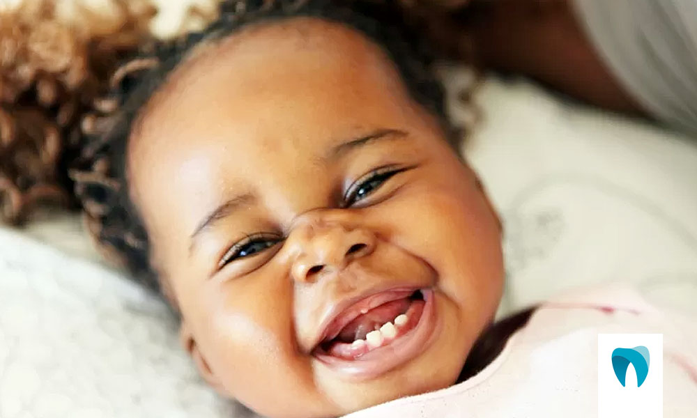 Bebê deve ir ao dentista a partir do nascimento do primeiro dente.